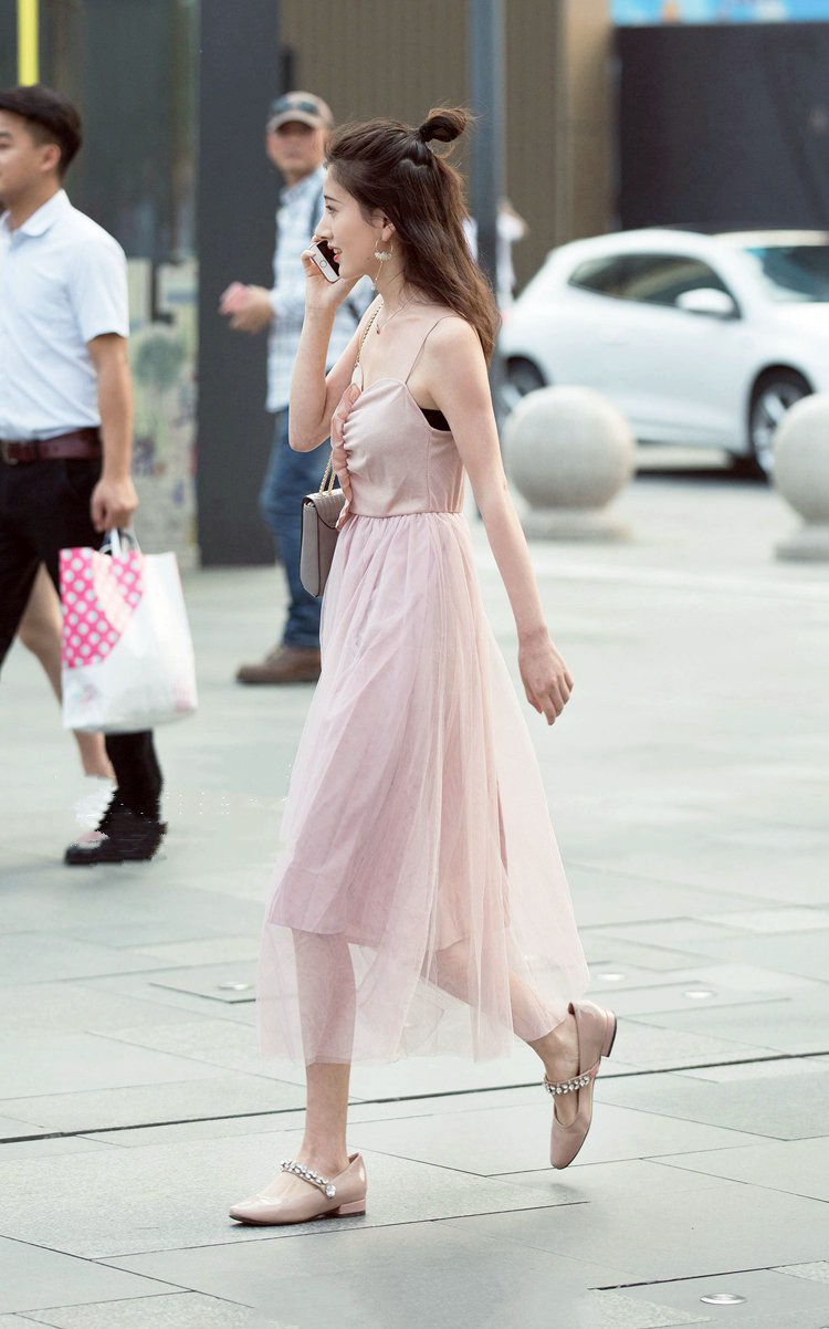 吊带连衣裙|美女街拍:浅粉色也是吊带连衣裙,适合青春甜美一点的女生,显得俏皮时尚