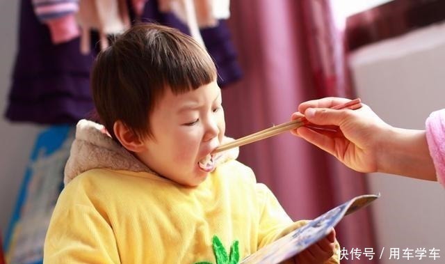 饭菜|“你咋都吃光了,没给我留饭”妈妈喂饱孩子后的一幕,扎心了!