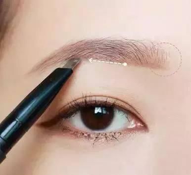 眼线和眉毛这样画才最迷人，今年女神都在这样化眼妆！