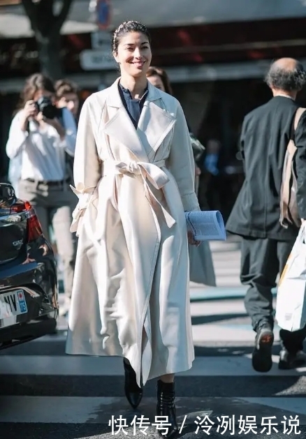 中年的女人,穿大衣少配打底裤,学学明星的“气质”穿法,很减龄