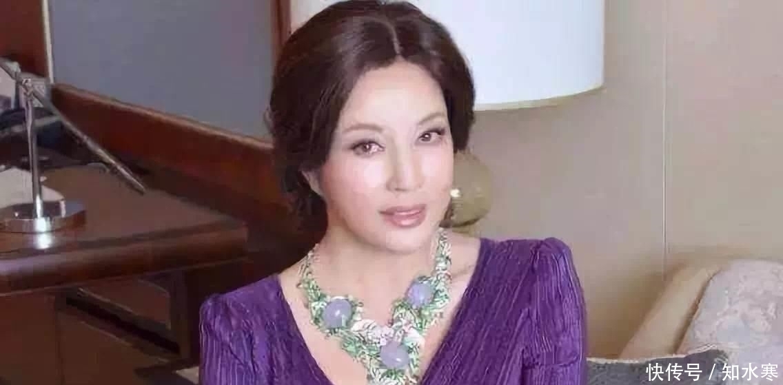 伟德国际刘晓庆戛纳红毯巨型翡翠项链惊艳全球