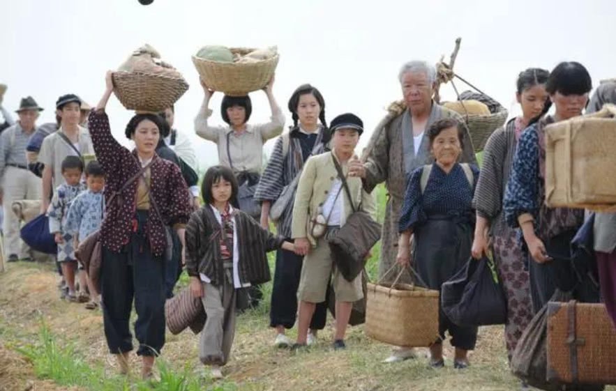 美国|冲绳岛战役,一个小女孩举着白旗向美军投降,她后来怎么样了?