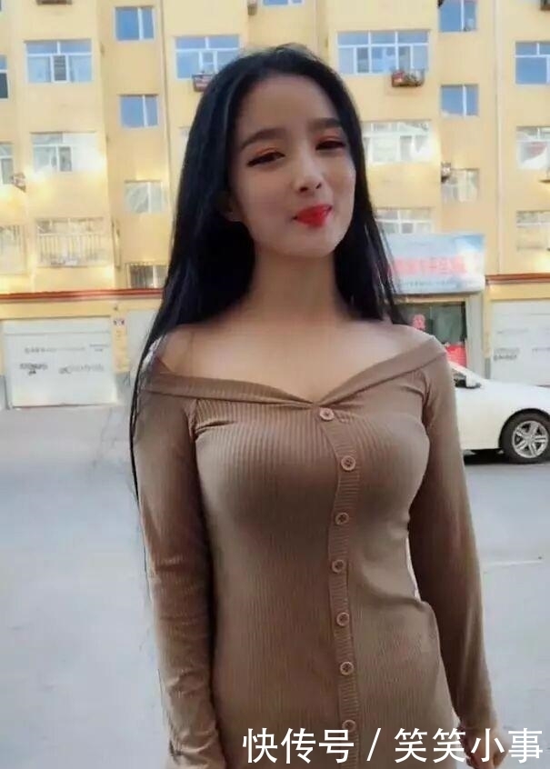 街拍极品: 小姐姐穿露肩裙子, 一笑倾城, 再笑倾国