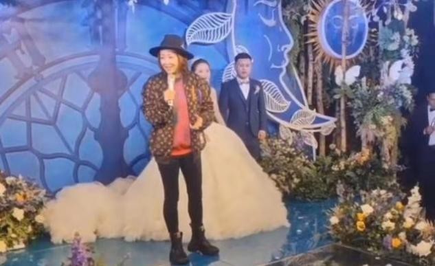 马丁靴 孙悦出席侄子婚礼,穿4万外套似土豪太太,变成主角太抢新娘风头