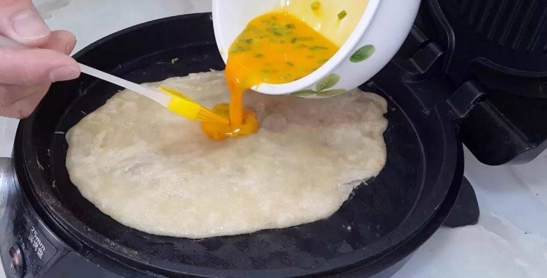 鸡蛋|吃早餐蛋糕的新方法,淋上蛋液,比手抓蛋糕简单,比鸡蛋灌饼好
