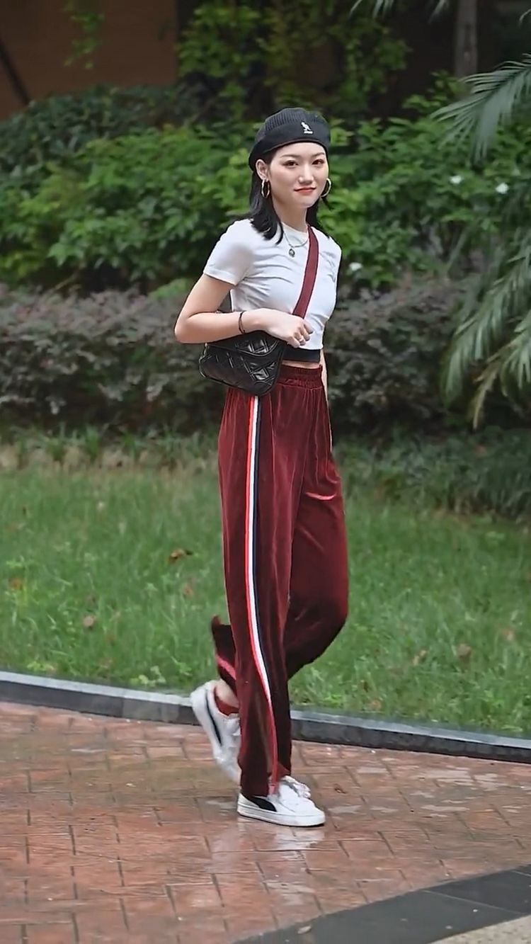 职场|街拍:职场女性搭配高跟鞋,气场时尚更有魅力