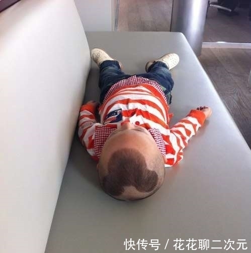 搞笑宝宝系列：都不要打扰我，让我先眯一会，这样子太逗了