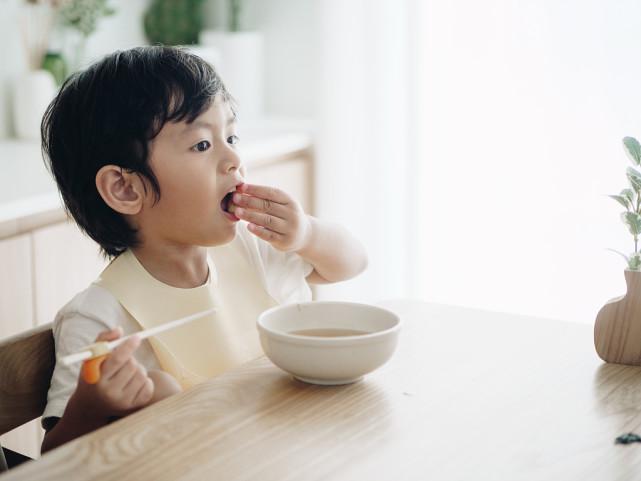 立秋之后孩子脾胃易虚弱，医生3个时间段少喝水，容易积食