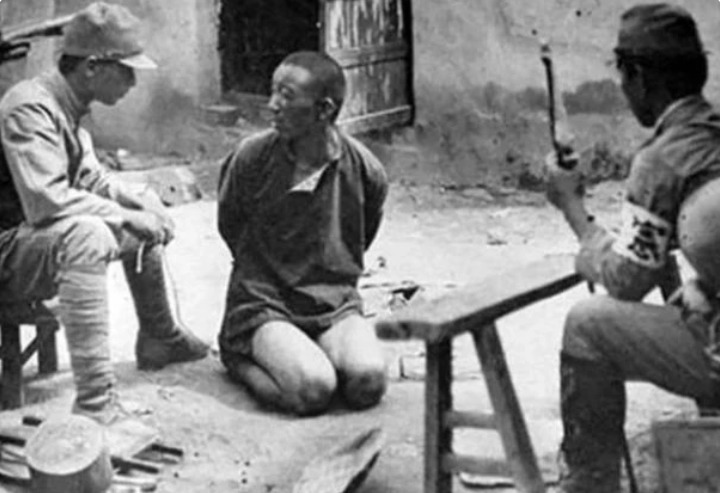 打扰|鬼子野蛮破门抄家,50岁老人用日语大骂,日本军官:师哥打扰了