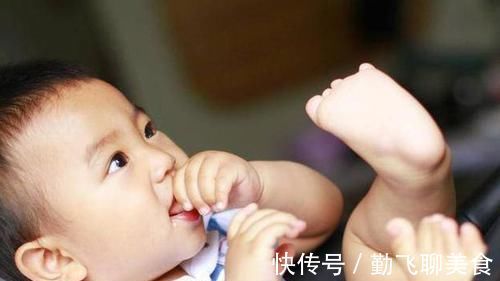 咬手指|孩子为什么喜欢咬手指?儿科医生表示:“长牙期”是祸首