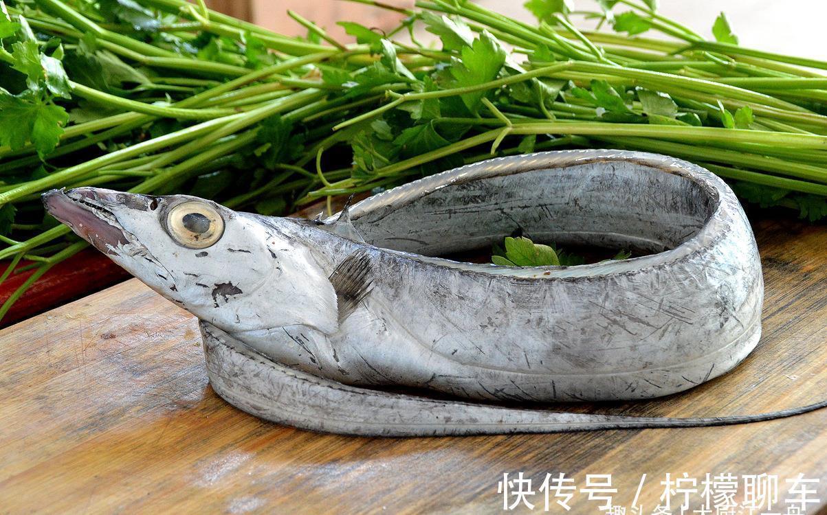 油炸带鱼|买带鱼,黑眼睛和黄眼睛区别大;牢记3买2不买,带鱼鲜嫩又解馋