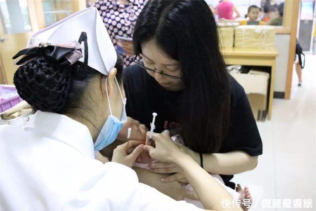 宝宝|笑喷!戏精小宝宝每次去打预防针,就装睡叫不醒,护士一针见效