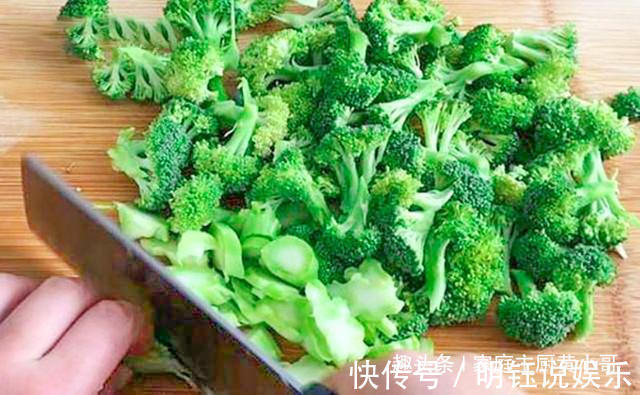 西兰花|炒西兰花时，直接焯水就错了，饭店都是用做法，难怪那么好吃