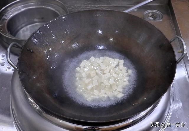 豆腐|一根丝瓜，一块豆腐，搭配两个鸡蛋，厨师长炖成滋补汤，清香营养