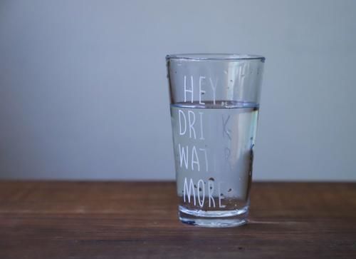 发黄|上厕所时尿液发黄,并伴有一股异味?医生建议注意下这6个方面