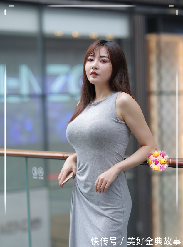 白皙|这么丝滑的灰长裙,衬出白皙玉嫩,优雅而大气