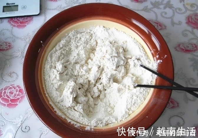 烙饼又干又硬是和面用错了水，牢记3点，饼柔软筋道，放凉不硬