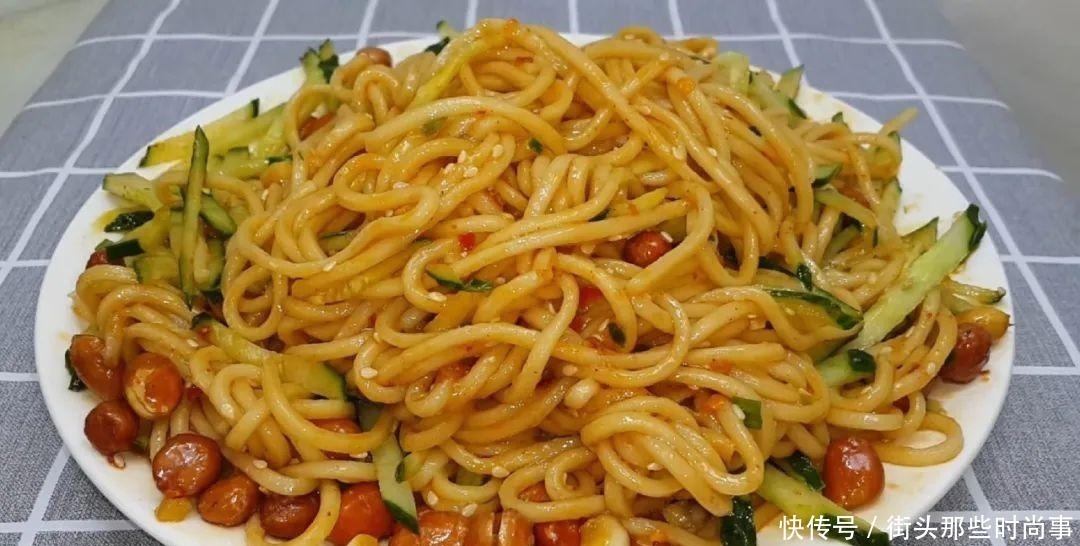 我家面条就爱这么吃,筷子一搅,做出创意凉拌面,比凉皮劲道好吃