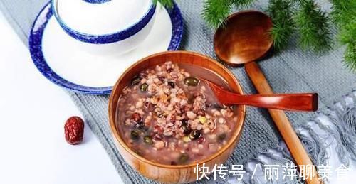 不管是煮红豆粥还是绿豆粥,下锅前多做一步,豆子10分钟煮开花