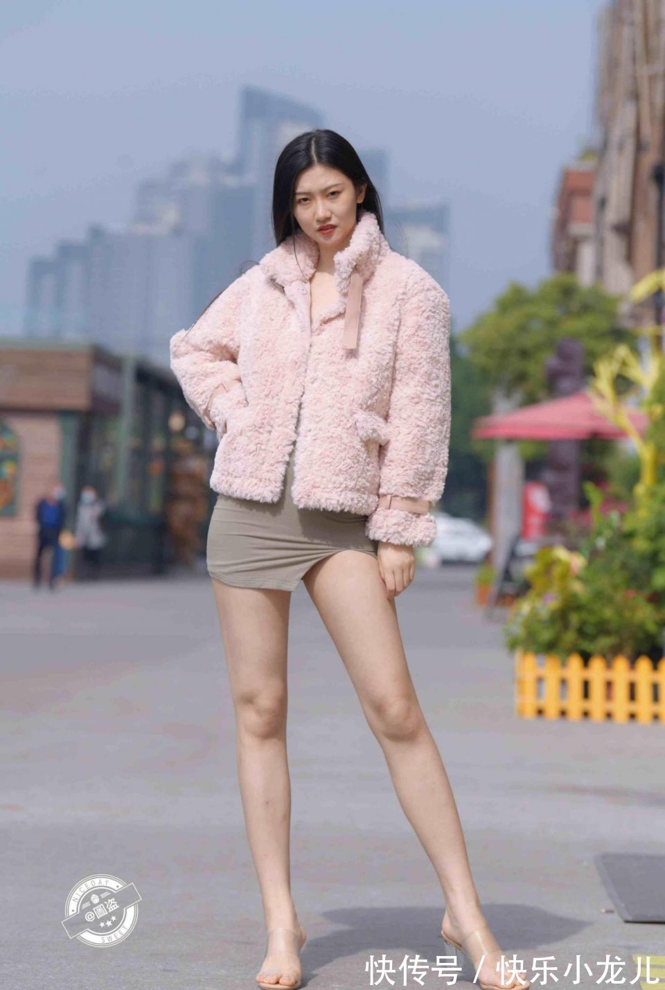 下身搭配 独具个性的连衣裙装扮平添美丽气质,显得腿长脚小,简单装扮