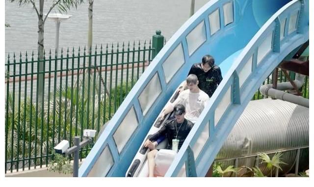 利路修重返海花岛|《完美的夏天2》利路修重返海花岛，玩近乎垂直水滑梯可太猛了