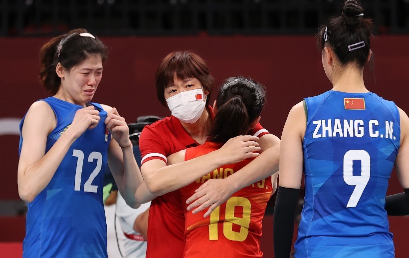回国|中国女排回国!机票从9号改4号,从自信争冠到失算,留给郎平2天