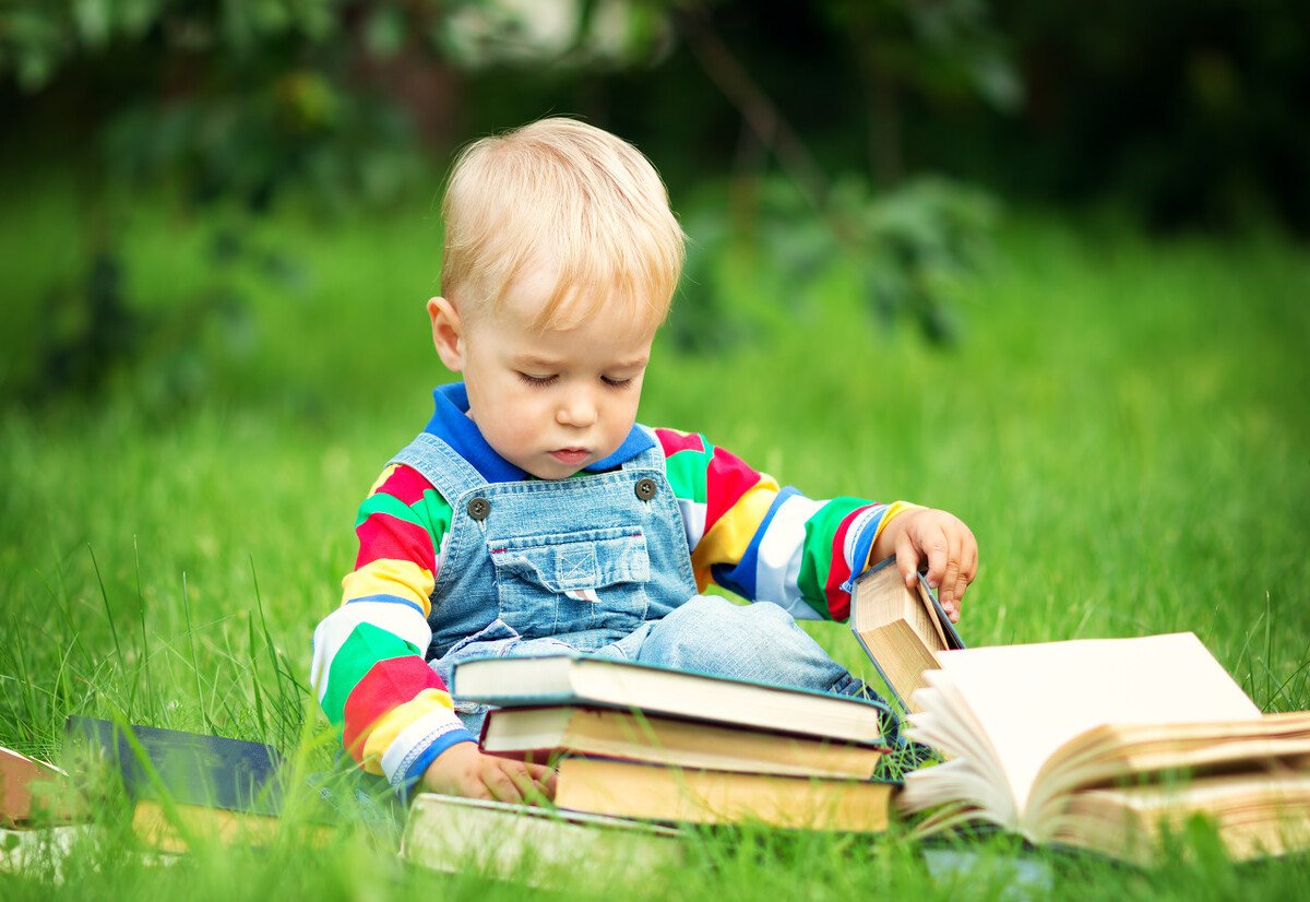 朝向|宝宝睡觉,头朝向有讲究,有一个方位让娃睡得安稳,大脑发育更好