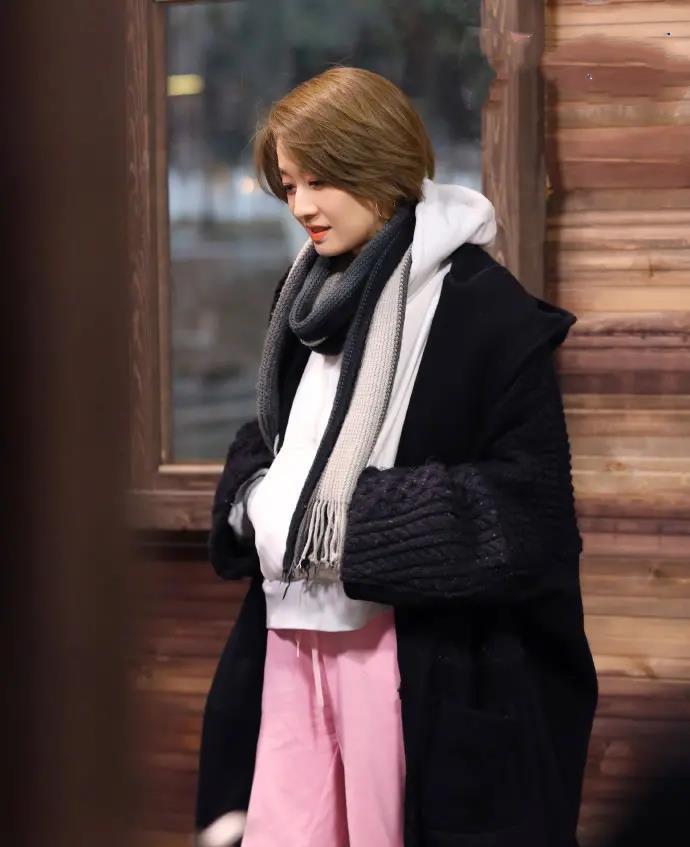 紫发|马伊琍全天助阵女儿比赛,穿卫衣裤子卡裆太尴尬,挑染紫发好靓女