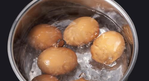 天热煮鸡蛋,直接下锅煮就错了,教你一招,鸡蛋又香又嫩还好剥壳