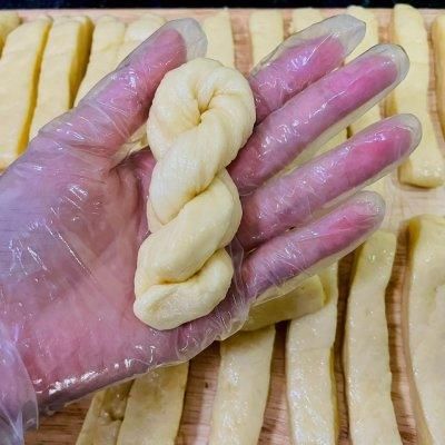 这道家喻户晓的外酥里软的麻花是怎么做的呢？