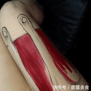 大腿#当她们掀开裙子，露出“惊艳”的大腿时，所有人都看呆了