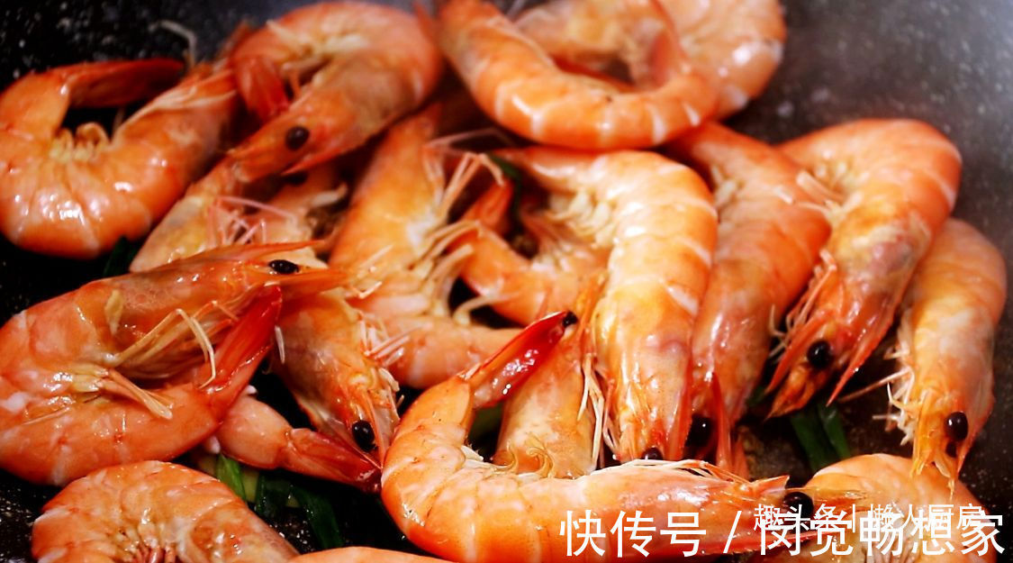大虾不用水煮，撒点盐焖一下，比白灼虾更好吃，脆嫩Q弹