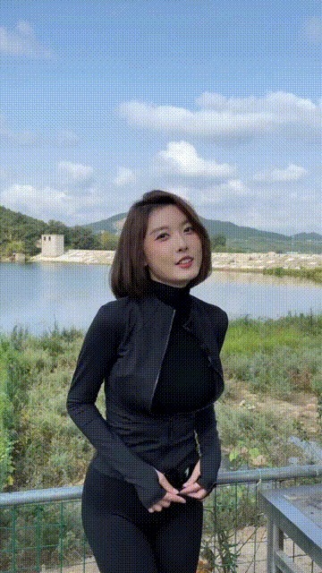 邓刚带女徒弟“盘老板”，刘志强不慎落水，网友：掌握了流量密码