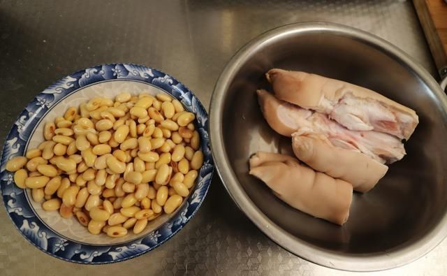 炖猪蹄时,不要先焯水,大厨教你正确做法,猪蹄软烂入味还不腥