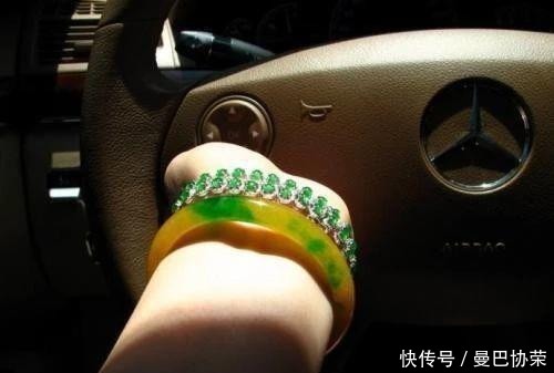 翡翠衬托高贵,品味全在于你~