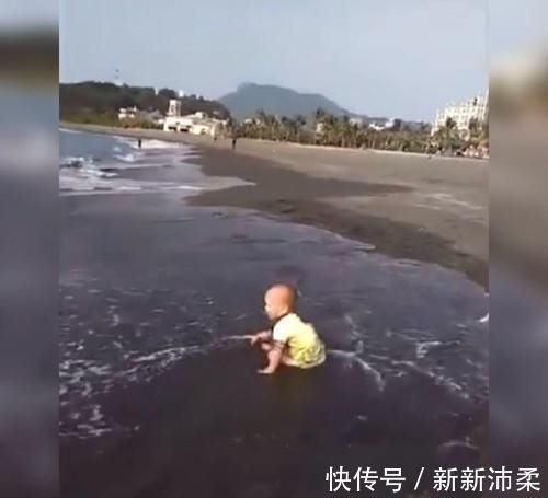 宝妈|“尿不湿”届大佬在海边玩耍火了,网友:这一坐是要吸干整个大海