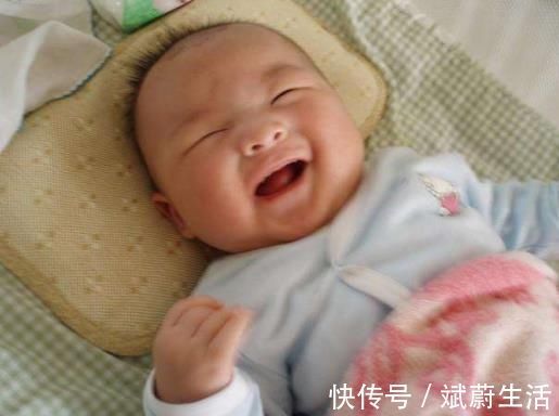 小家伙|宝宝出生后，这个行为出现越早，今后可能越聪明，你家宝宝有吗？