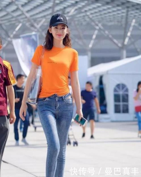 街拍身穿黑裙小美女,雪白如玉的肌肤,让人羡慕