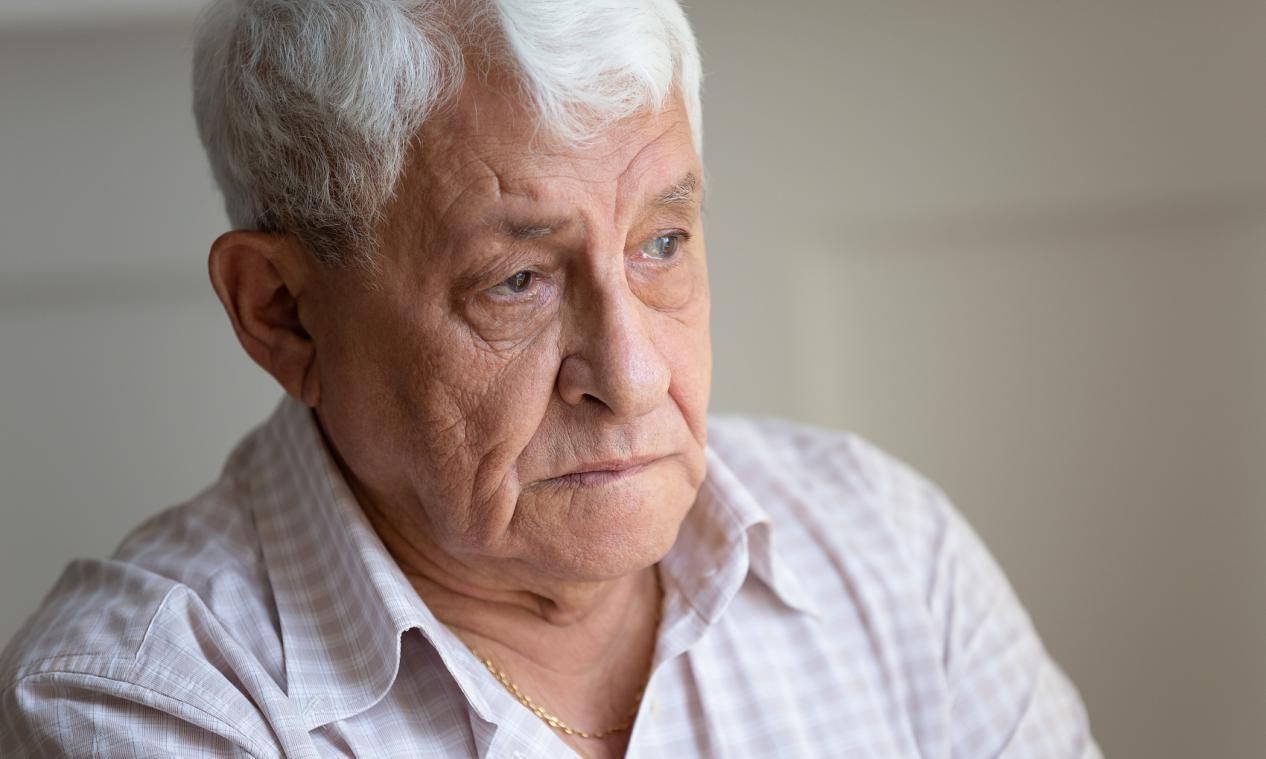 老年痴呆|超准老年痴呆测试树上有一个女性的背影,能一眼看出的人太牛了