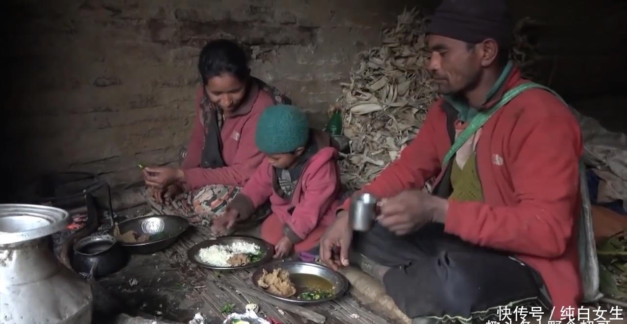 尼泊尔山区穷人的生活,只炒一个青菜,大人吃玉米糊小孩吃大米饭