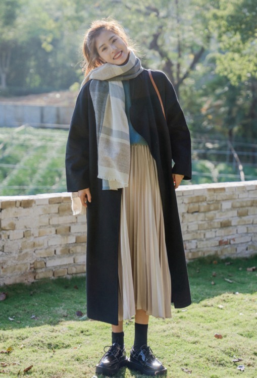 黑色大衣|“黑色大衣”烂大街?冬天学会这4套穿搭就够了,让你保暖又洋气