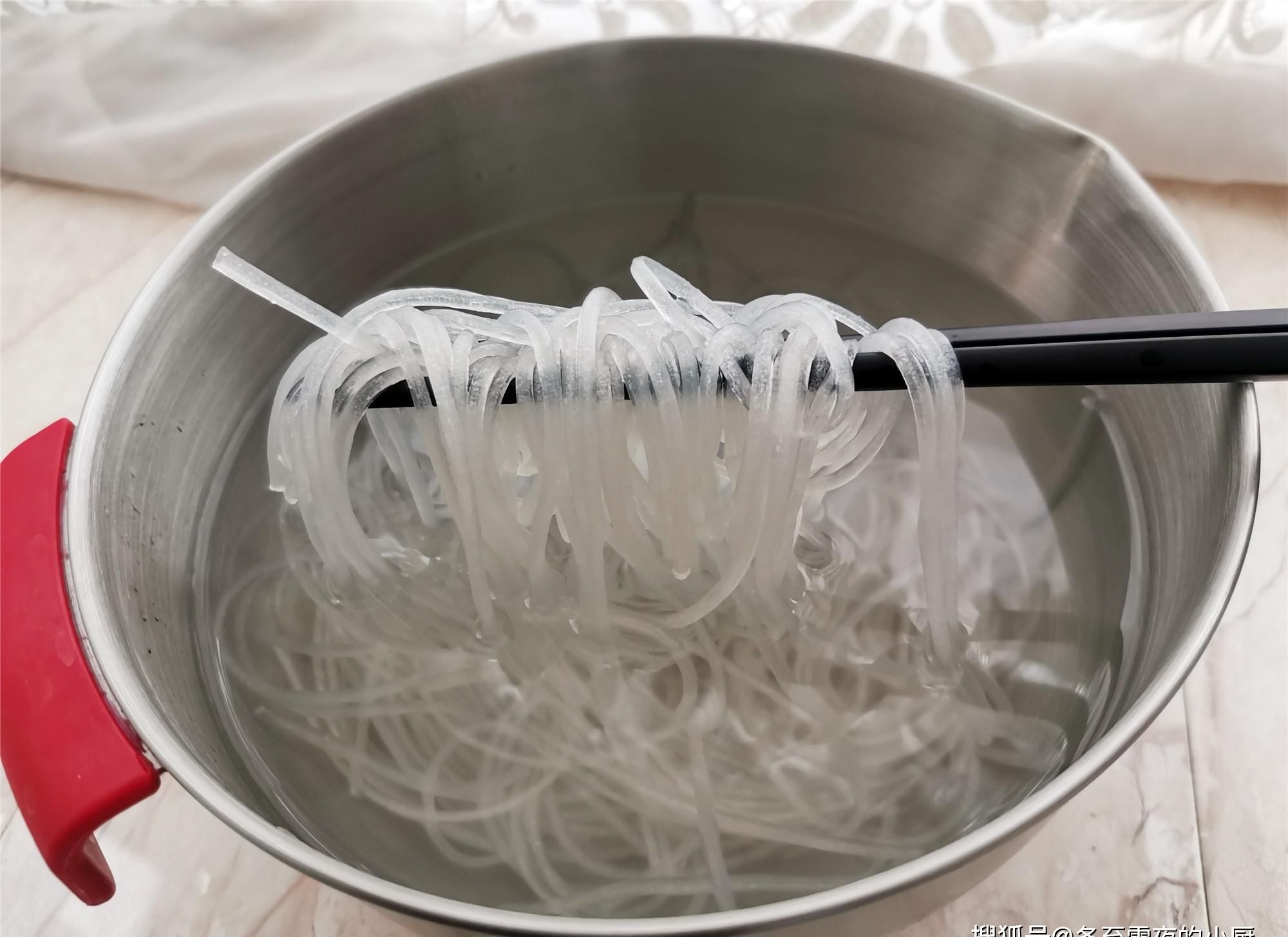  冬季，东北人又到了吃酸菜的季节，把酸菜这样做，酸爽开胃又下饭