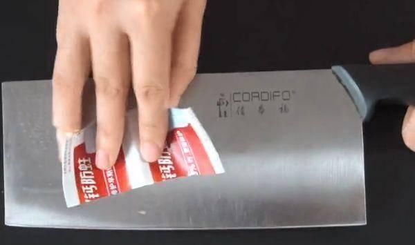 用完的牙膏皮别扔了，剪几刀放在家里特别“值钱”，快告诉家人