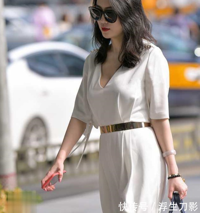 金腰带|美女腰间绑着一条金色腰带,在街上格外亮眼