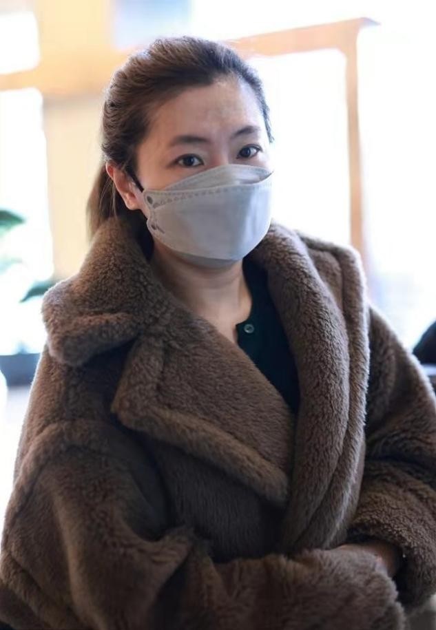 单品|Selina怎么胖这么多,年后罕见来上海,脖子几道肉还穿泰迪熊大衣