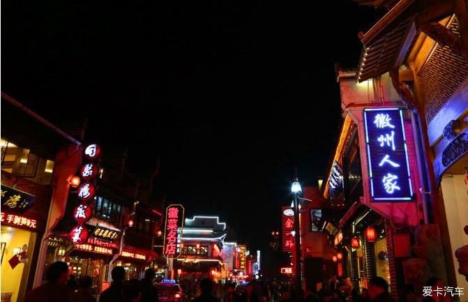  屯溪老街，红红火火