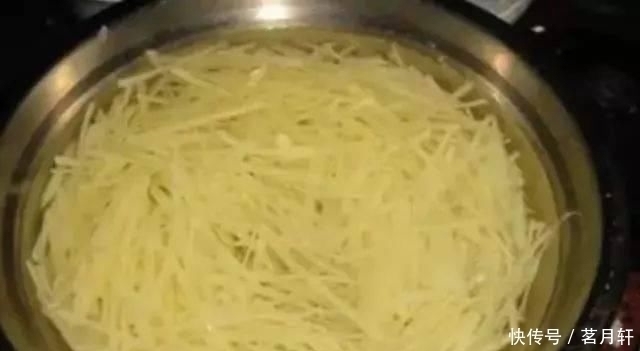 色香味|炒土豆丝时不要直接焯水，多做“这一步”土豆丝又亮又脆还入味