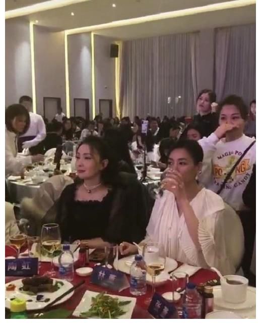 大場面|陶虹張庭林瑞陽年會變大型愛國現場，全員手舉國旗：我愛我的祖國！