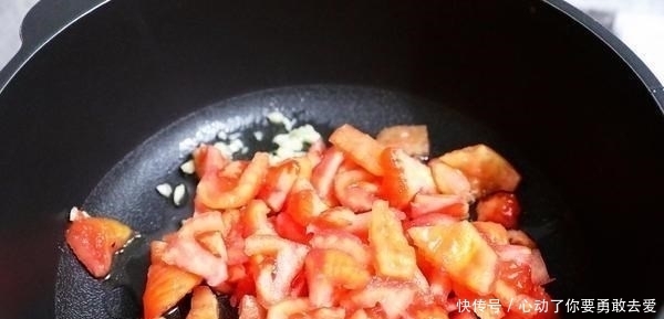 春末遇到此菜别手软,堪称植物“美白丸”,常吃晒黑的皮肤也白了