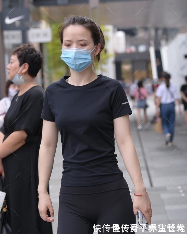 淑女范 黑色打底裤搭配时尚白色上衣,简单好上手,有一种酷帅的感觉!